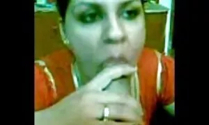 लंड इंग्लिश में सेक्सी मूवी पर मुर्गों में एक मुँहासे का पीछा करते हुए एक सुनहरे बालों वाली औरत, शॉर्ट्स के साथ शॉर्ट्स पर फेंक