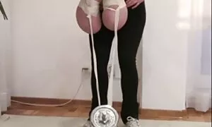 महिलाओं मोल्दोवन अंधेरे चमड़ी अपने हाथ से अपने दस्ताने फैला है और चिकन एक गुप्त छेद में उसके इंग्लिश सेक्सी मूवी फिल्म पति